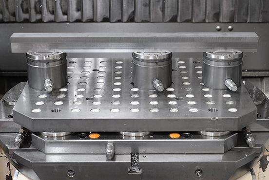 Soluciones en sujeción hidráulica, por vacío, magnética, mecánica como clamps, Tornillos, Grapas de acción rápida. Sistemas de cambio rápido: Zero Point Systems.